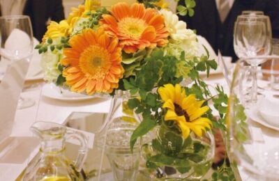 画像：ゲストテーブルに置かれた装花
