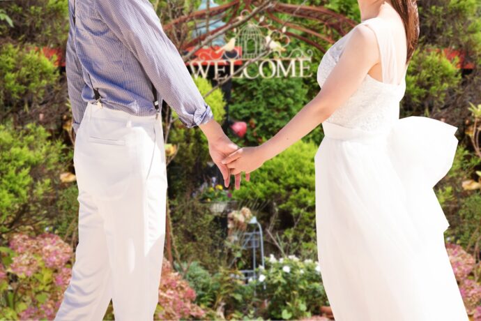 画像：手を繋ぎ見つめ合う花嫁と花婿