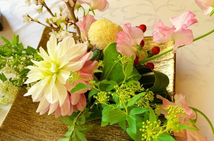 画像：花器に活けられた花