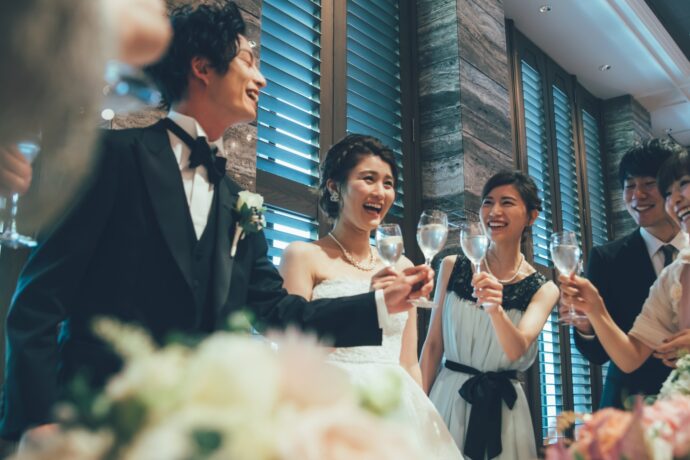 画像：ゲストと乾杯する花嫁