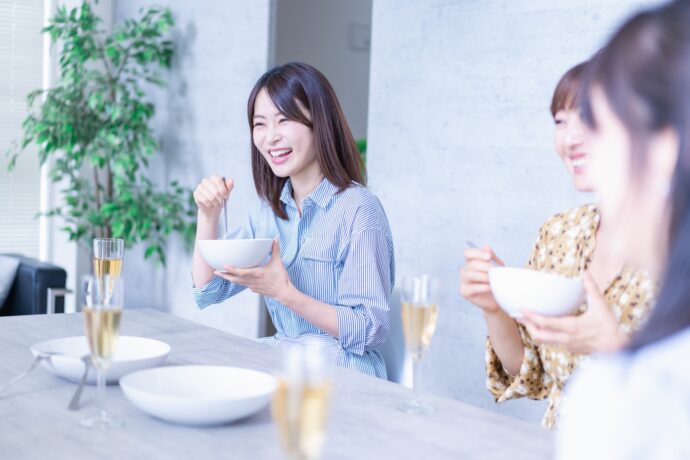 画像：食事を楽しむ女性数人