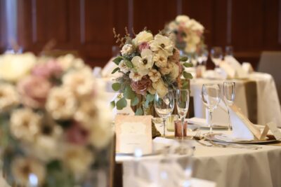 画像：テーブルの上に置かれたゲスト卓装花