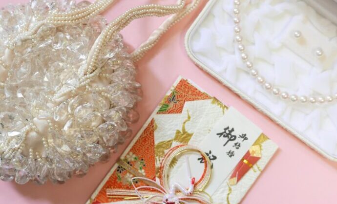 画像：パーティバッグとご祝儀、パールアクセサリー
