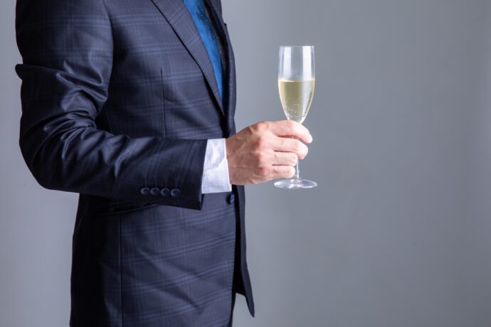 画像：シャンパンを持つ男性の手元