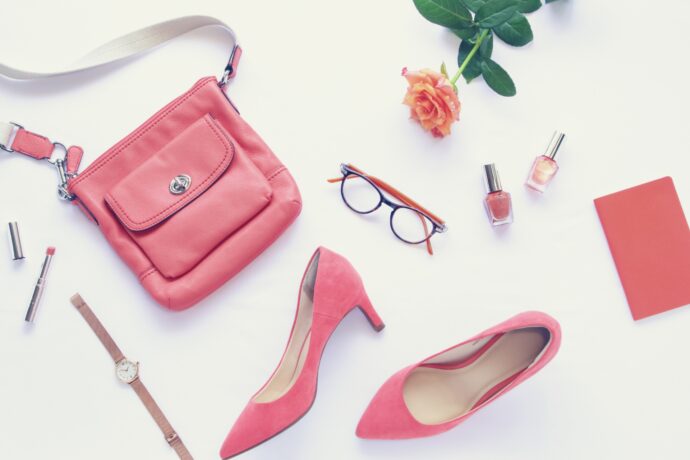 画像：ピンクのパンプスやカバン、眼鏡