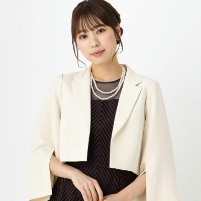 画像：白いノーカラージャケットの参考画像