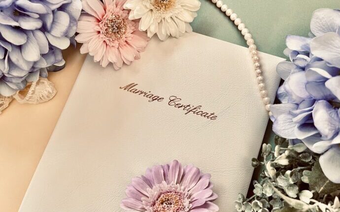 花に囲まれた結婚証明書の画像