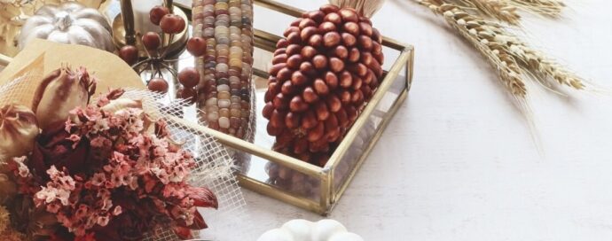 画像：キャンドルやくすんだ色合いの花材