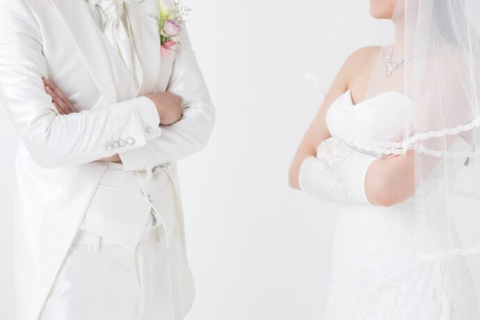 画像：腕組みをして向かい合う花嫁と花婿