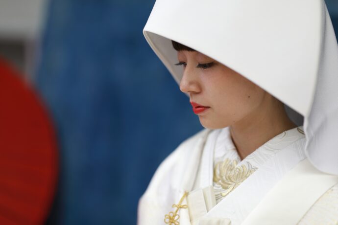 画像：白無垢を着て綿帽子を被り、目を伏せている花嫁