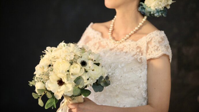 画像：ブーケを持つ花嫁の胸元