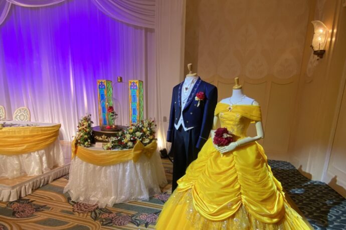 画像：美女と野獣の世界観をイメージした披露宴のセット