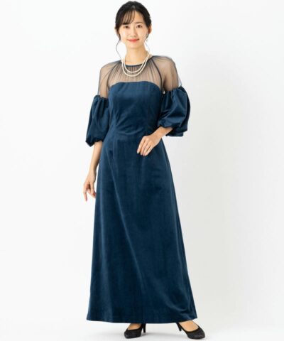 画像：青いベロア素材のドレスを着た女性