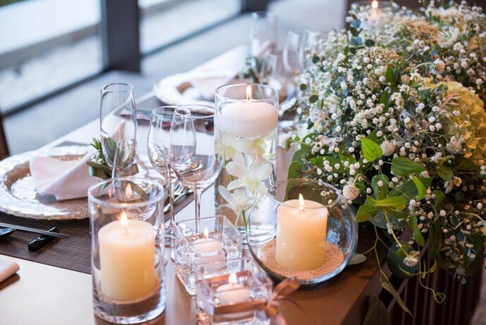 画僧：テーブルにセッティングされた装花とキャンドル