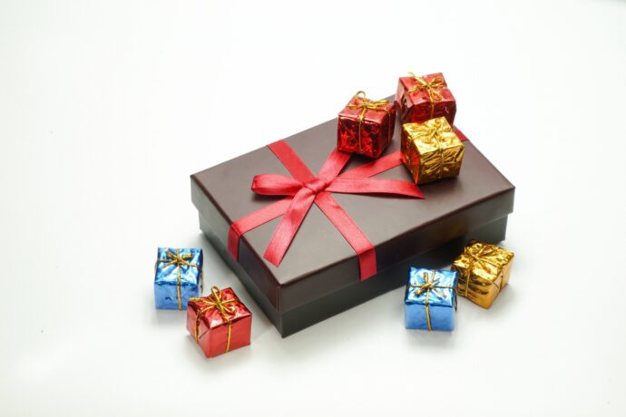 画像：大きなプレゼントの箱と複数の小さなプレゼントの箱