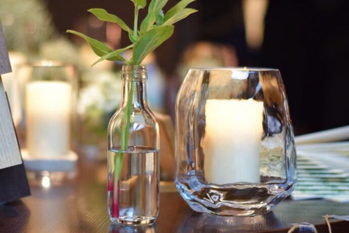 画像：テーブルに飾られたキャンドルと植物