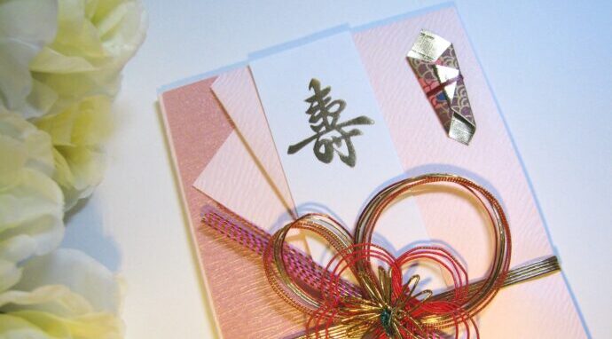 画像：机に置かれたピンク色ベースのご祝儀袋