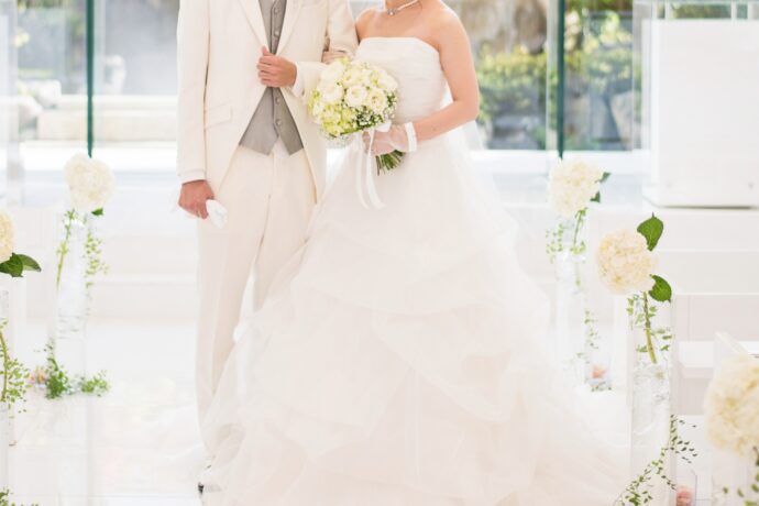画像：チャペルで腕を組む花婿と花嫁