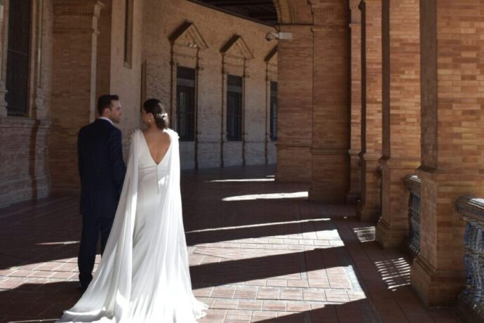 画像：建物の奥に歩いて行く新郎新婦