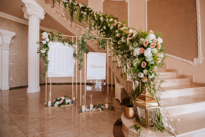 画像：洋館の装花で彩られた螺旋階段とウェルカムボード