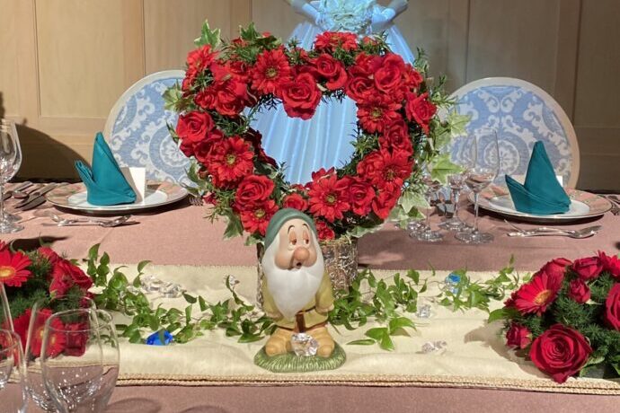 画像：白雪姫をイメージしたゲストテーブル