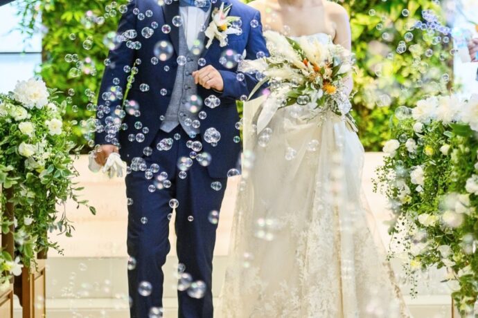 画像：バブルシャワーで祭壇から退場する新郎新婦