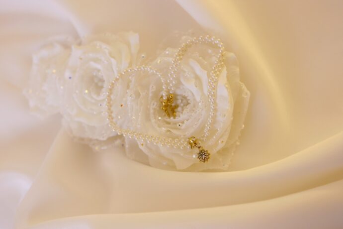 画像：白いバラのコサージュ