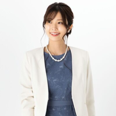 画像：白い長袖ジャケットの見本