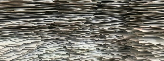 画像：崖のように積み重なった書類の山