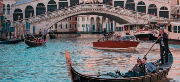 画像：ゴンドラに乗る夫婦とヴェネツィアの風景