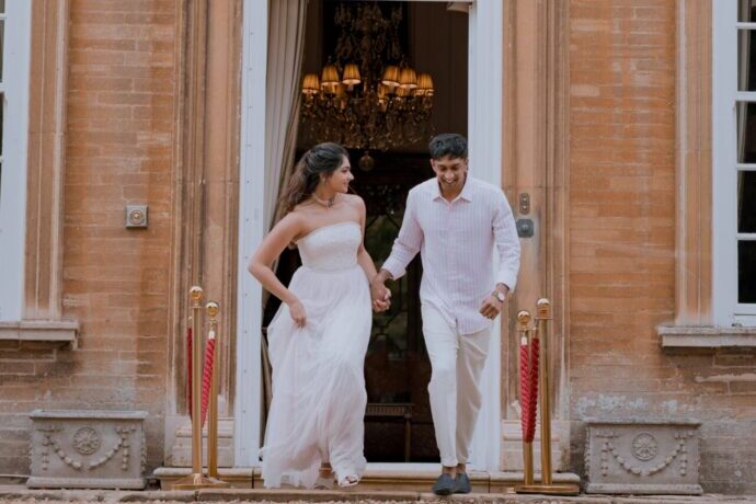 画像：結婚式場から飛び出してくる新郎新婦