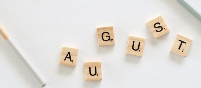画像：AUGUSTの木でできた文字ブロックと鉛筆