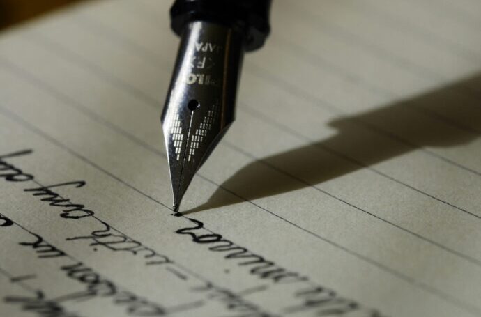 画像：万年筆で文字を書いているペン先のアップ
