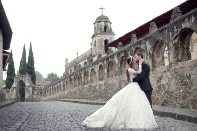 画像：古城の回廊でキスをする花嫁と花婿のウエディングフォト