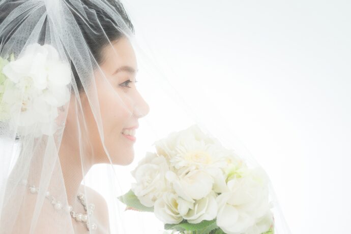 画像：ベールをかぶった花嫁の横顔