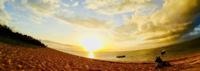 画像：バリ島のビーチから望む夕日