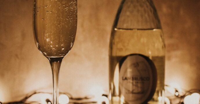 画像：シャンパンボトルとグラスが間接照明に照らされている