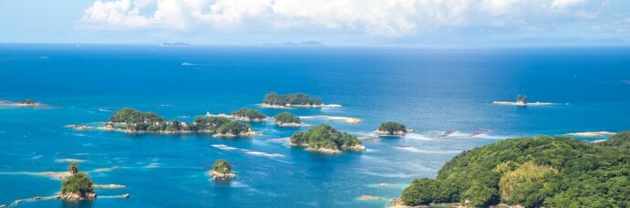 画像：海に島が点在する九十九島の風景