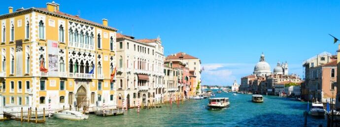 画像：水の都ヴェネツィアの水路とカラフルな建物