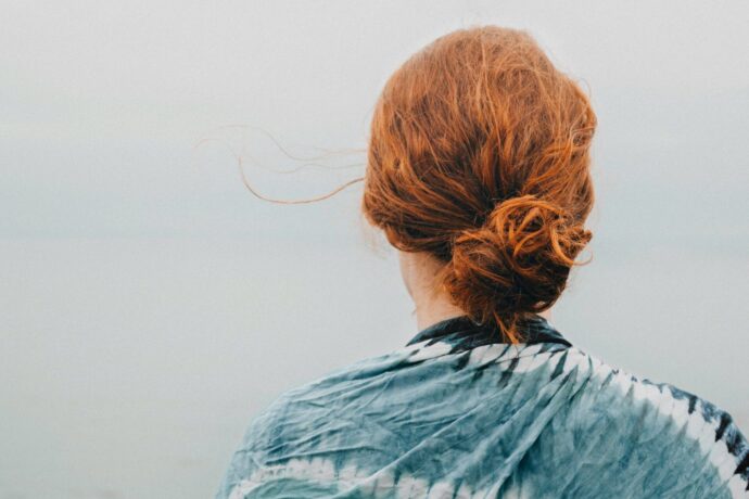 画像：まとめ髪をした女性の後ろ姿