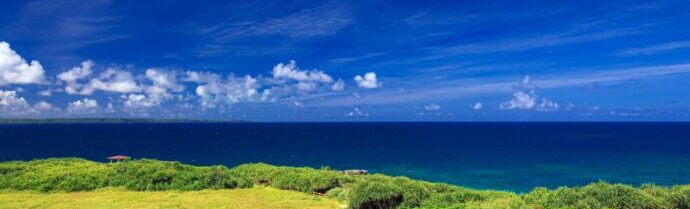 画像：宮古島から見る群青の海と空