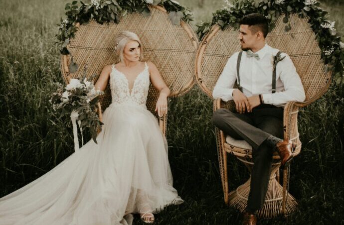 画像：足を組んで並んだイスに腰掛ける花嫁と花婿