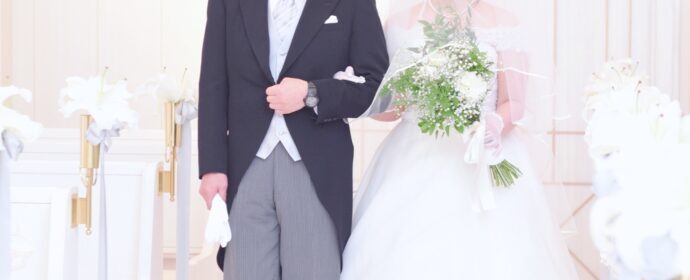 画像：花嫁と腕を組むモーニングコートの花婿