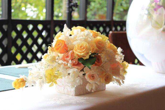 画像：オレンジのテーブル装花