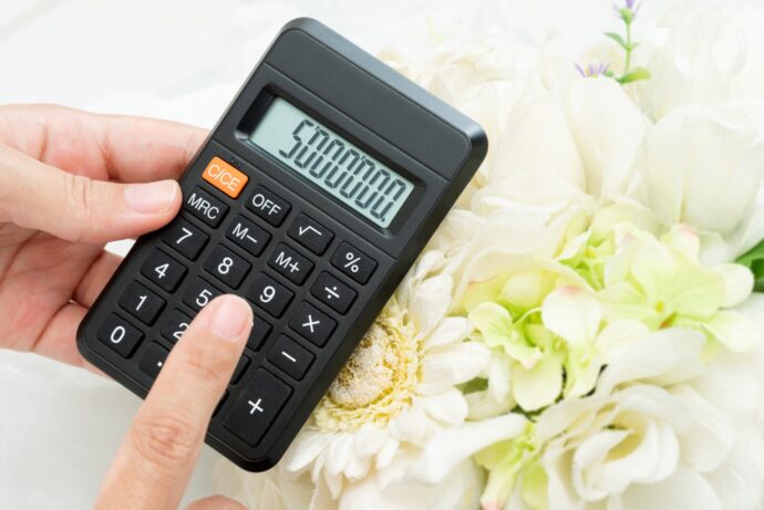 画像：5,000,000と表示された黒い電卓と白い花