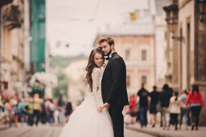 画像：街中でウエディングフォトを撮る花嫁と花婿