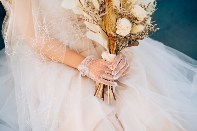 画像：ドライフラワーのブーケを持った花嫁の手元