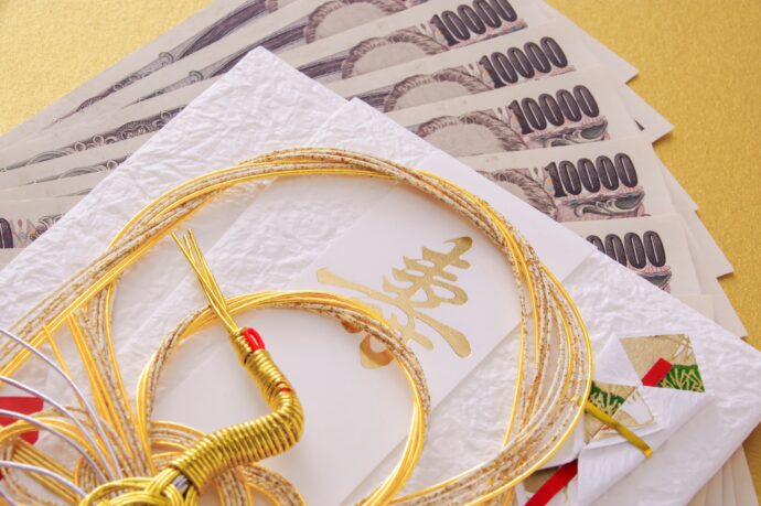 画像：鶴が象られたご祝儀袋と1万円札7枚