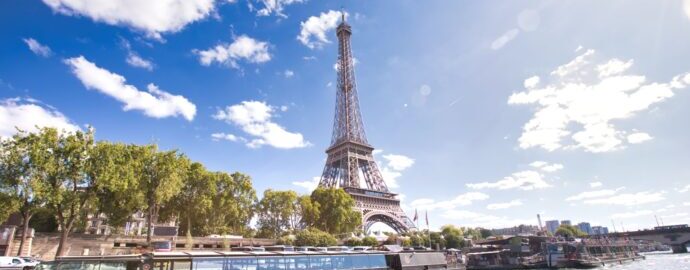 画像：パリのセーヌ川とエッフェル塔