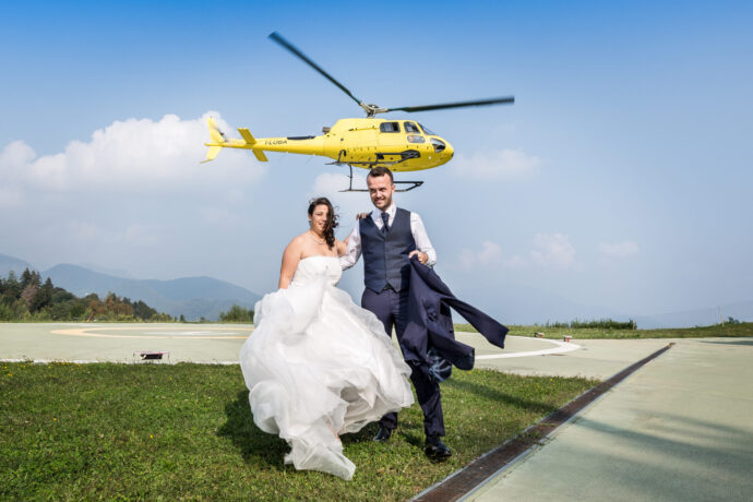 画像：青い空と黄色いヘリコプターを背景にしたウエディングフォト